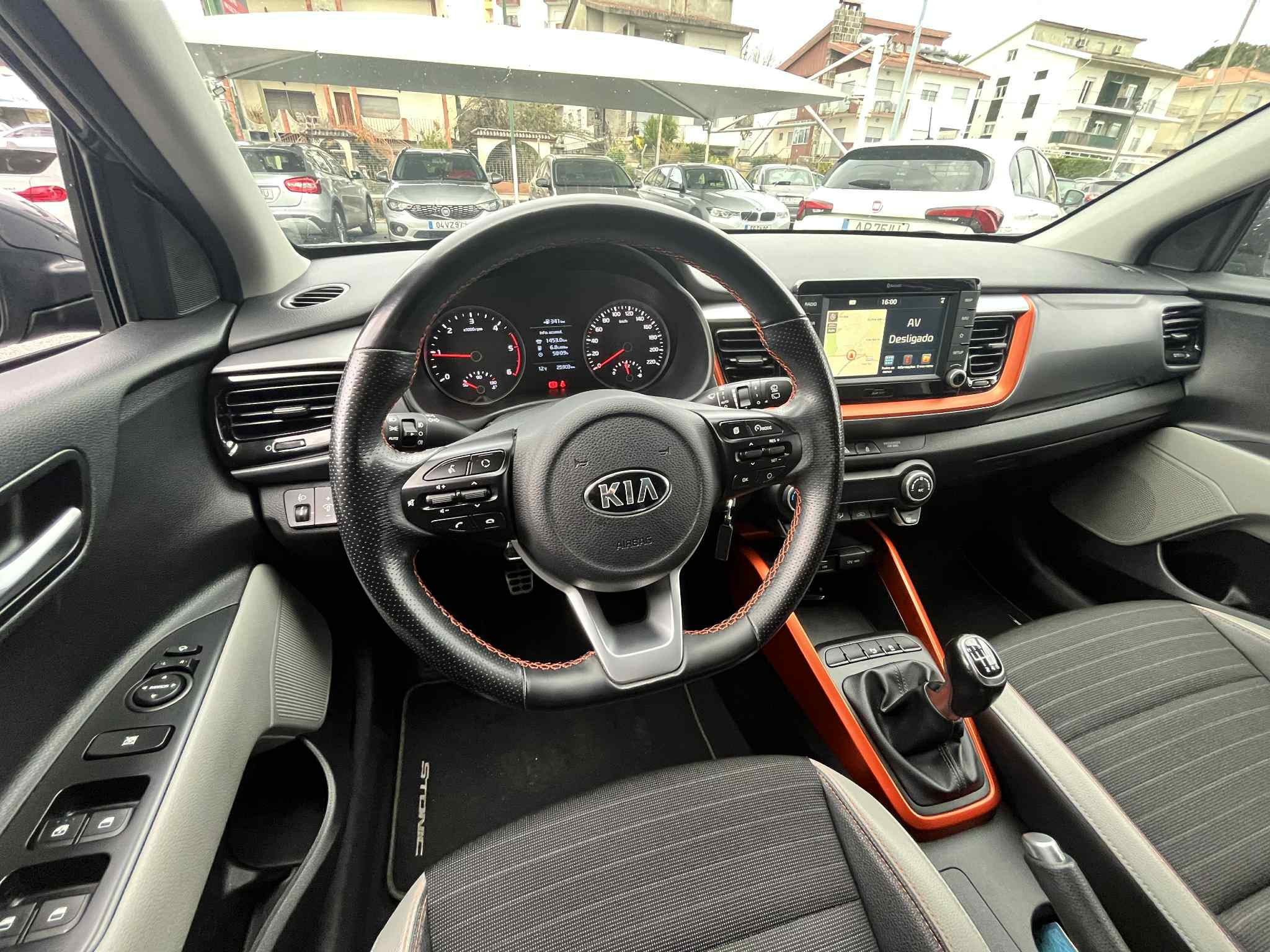 Kia Stonic 1.6 CRDI Vision - Image 13