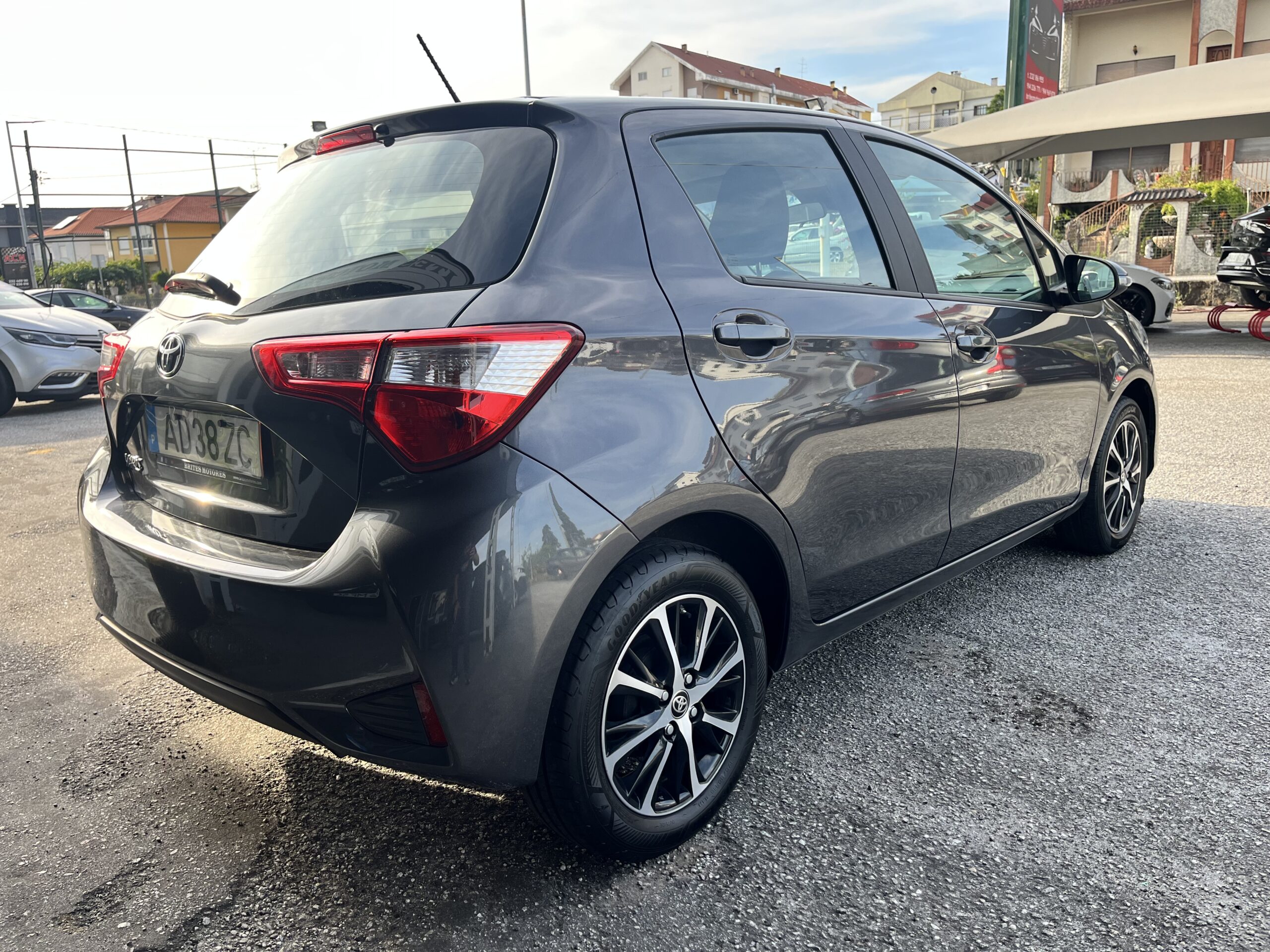 Toyota Yaris 1.0 VVT-i Comfort - Image 4
