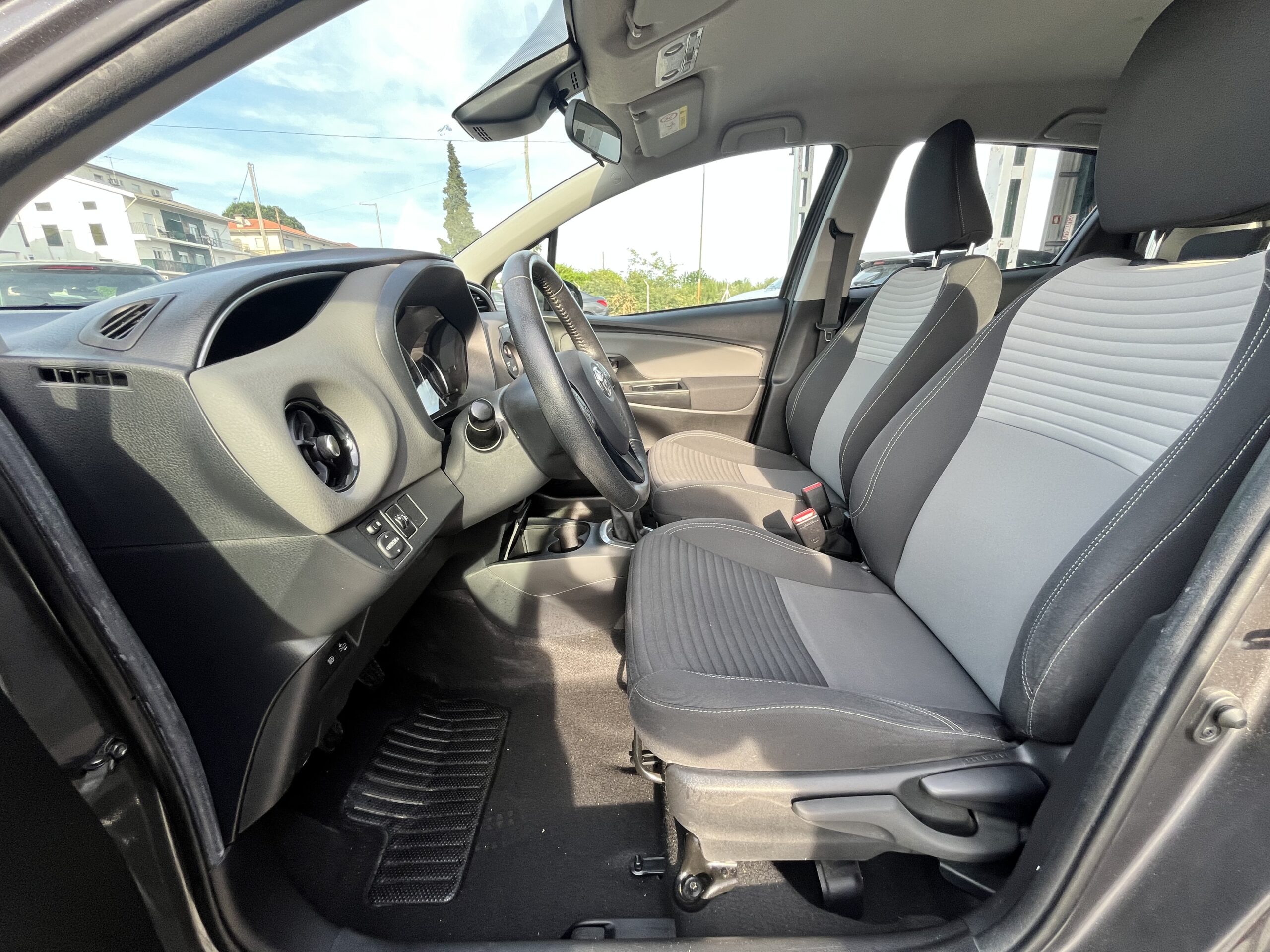 Toyota Yaris 1.0 VVT-i Comfort - Image 12