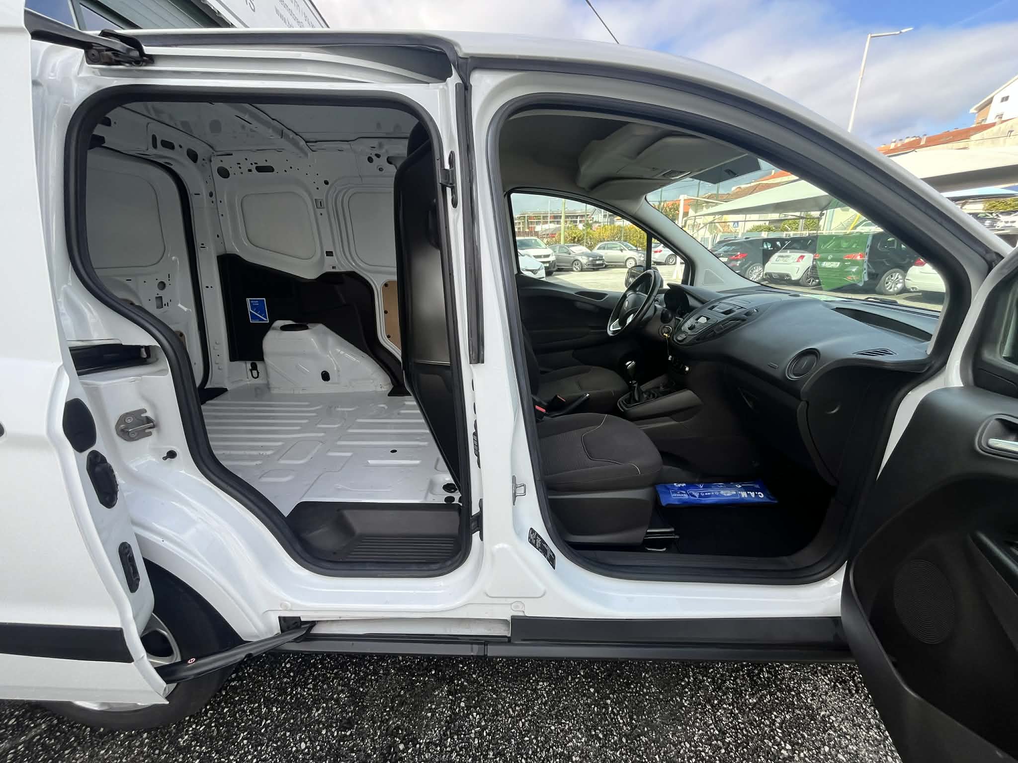 Ford Transit Courier 1.5 TDCi Trend - Image 17