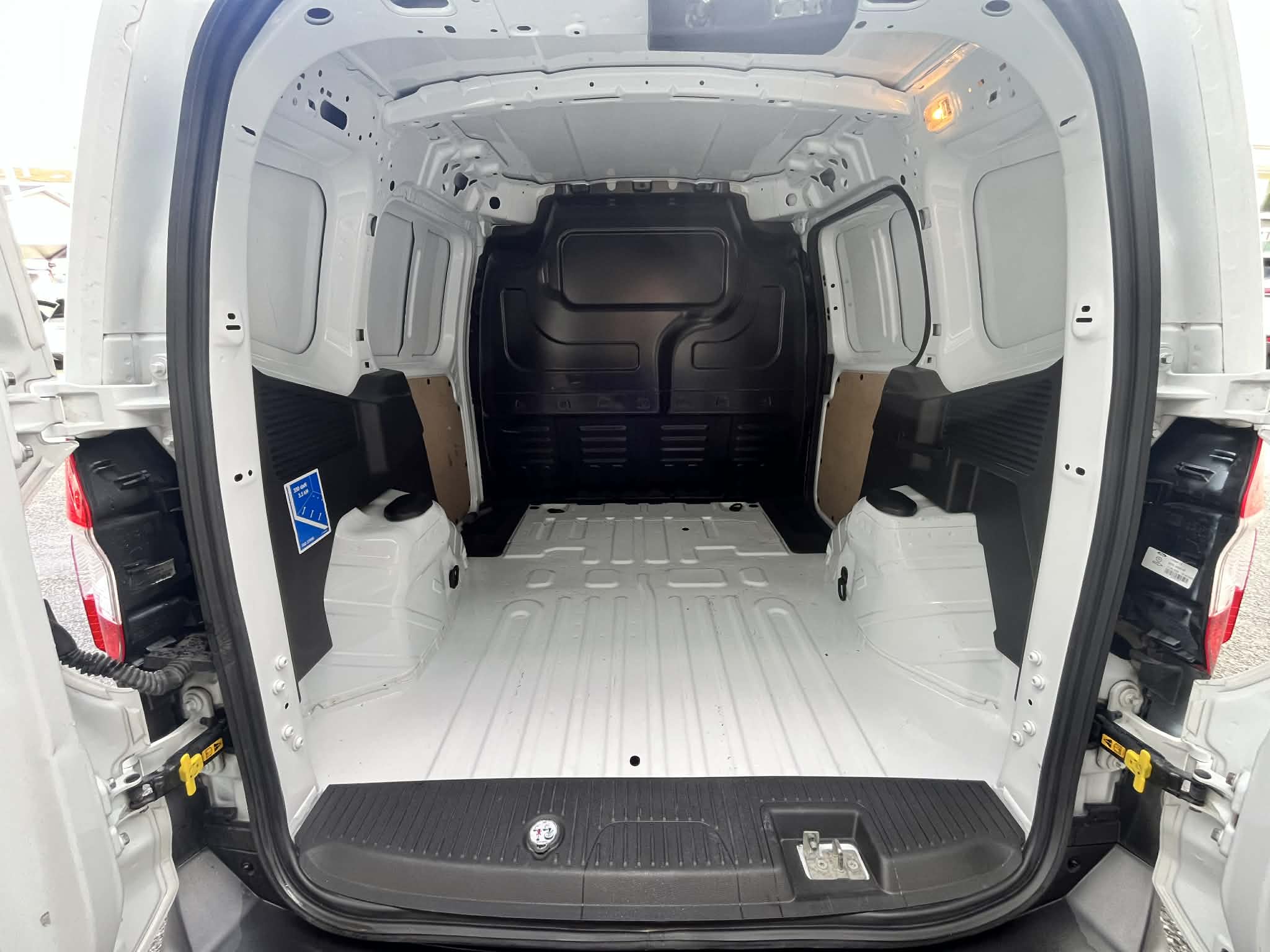 Ford Transit Courier 1.5 TDCi Trend - Image 15
